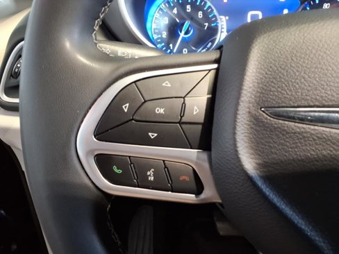 Used 2023 Chrysler Pacifica Touring-L image 28