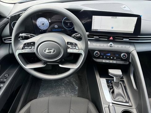 Certified 2024 Hyundai Elantra SEL image 17