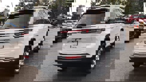 New 2025 Jeep Grand Cherokee Laredo image 7