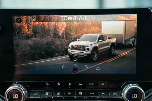 Used 2025 GMC Canyon AT4 image 40