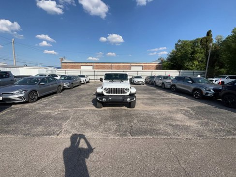 Used 2025 Jeep Wrangler Sahara image 15