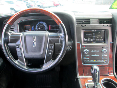 Used 2015 Lincoln Navigator 2WD image 18