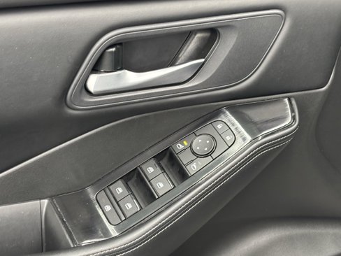 Used 2025 Nissan Rogue SV image 12