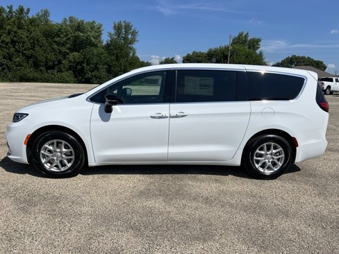 New 2026 Chrysler Pacifica Select image 2