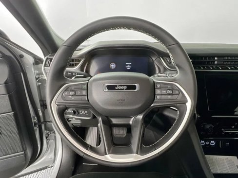 New 2025 Jeep Grand Cherokee L Laredo image 12