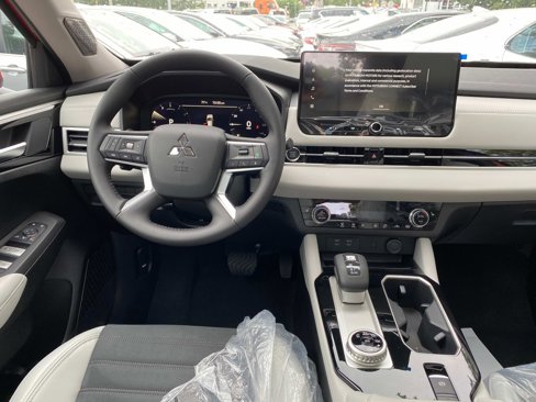 New 2025 Mitsubishi Outlander SE image 10