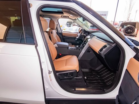 New 2025 Land Rover Discovery Metropolitan Edition image 42