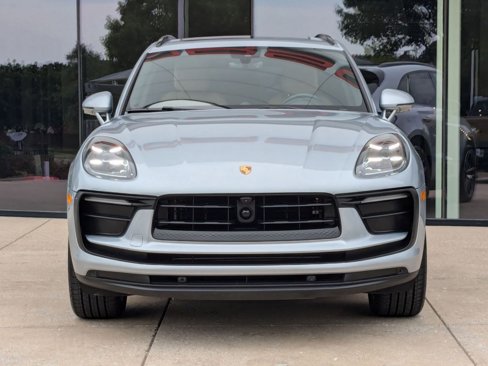Certified 2025 Porsche Macan image 6