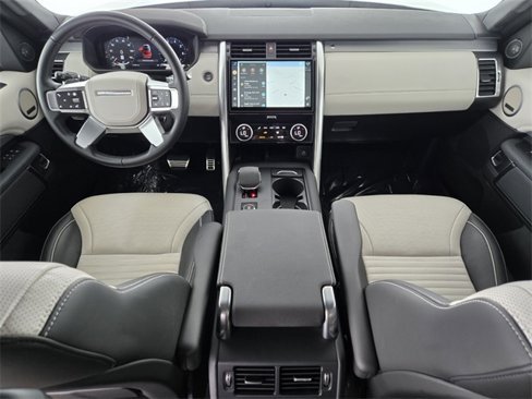 Certified 2024 Land Rover Discovery Dynamic SE image 4