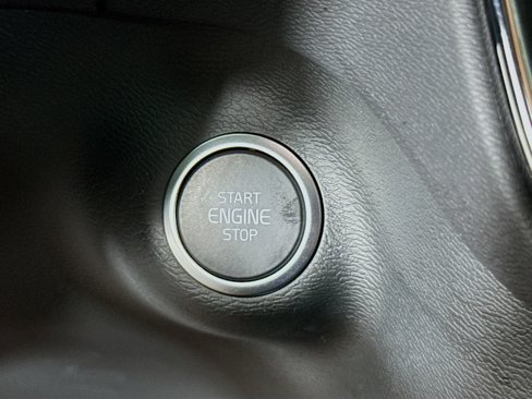 Used 2025 Volvo XC40 B5 Plus image 19