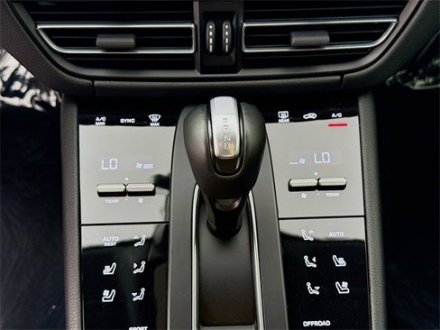 Certified 2024 Porsche Macan image 14