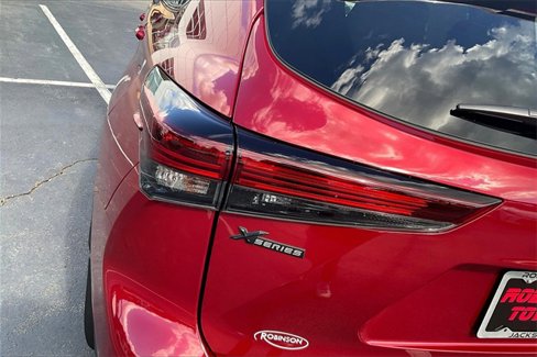 Used 2025 Toyota Highlander XLE image 30