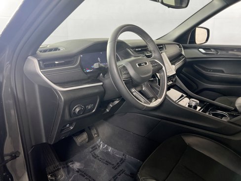 Used 2023 Jeep Grand Cherokee Altitude image 9