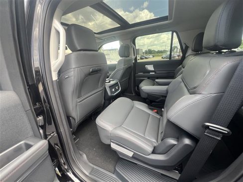 New 2025 Ford Expedition Active image 8