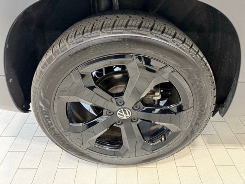 Certified 2025 Volkswagen Taos SE image 32