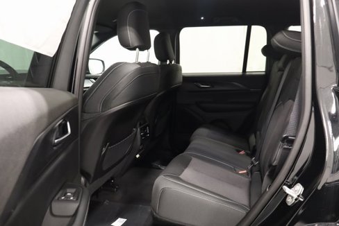 New 2025 Jeep Grand Cherokee Laredo image 12