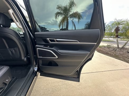 Used 2023 Kia Telluride S image 30