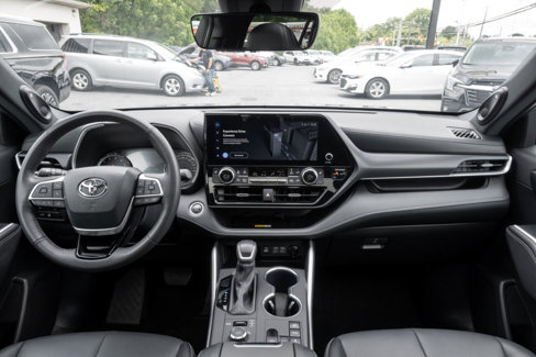 Used 2024 Toyota Highlander XSE image 2