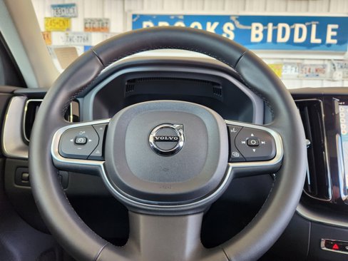 Used 2022 Volvo XC60 B5 Momentum image 18