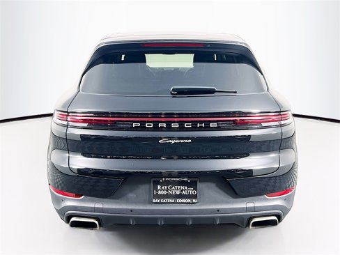 Used 2025 Porsche Cayenne image 10
