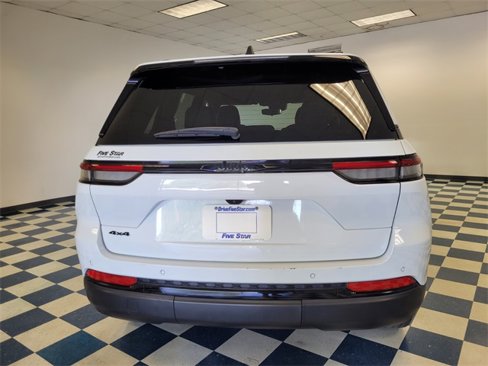 Used 2024 Jeep Grand Cherokee Altitude image 9