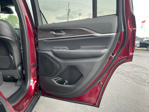 New 2025 Jeep Grand Cherokee Limited image 12