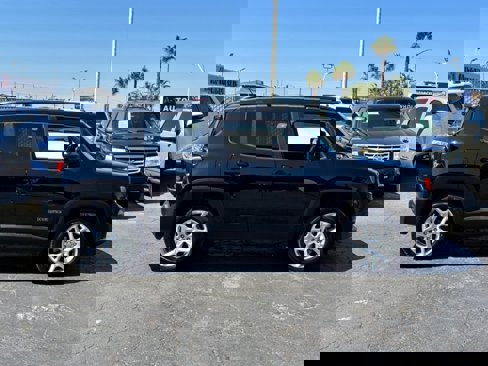 Used 2017 Jeep Renegade Latitude w/ Popular Equipment Group image 2