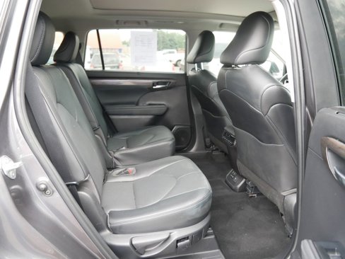 Used 2023 Toyota Highlander Limited image 14