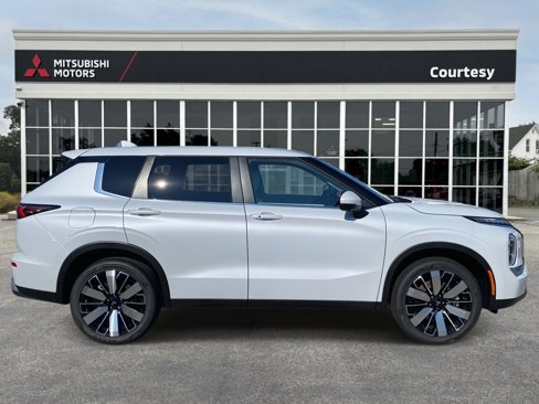New 2025 Mitsubishi Outlander SE image 2