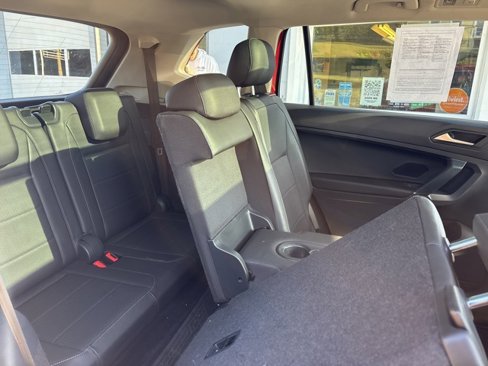 Used 2020 Volkswagen Tiguan SE w/ Panoramic Sunroof Package image 10