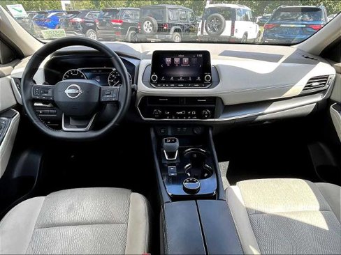 Certified 2025 Nissan Rogue SV image 21