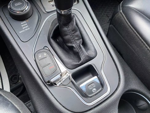 Used 2019 Jeep Cherokee Latitude Plus image 22