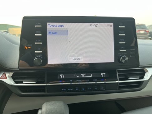 Used 2024 Toyota Sienna LE image 40