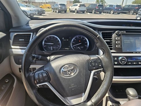 Used 2018 Toyota Highlander XLE image 25