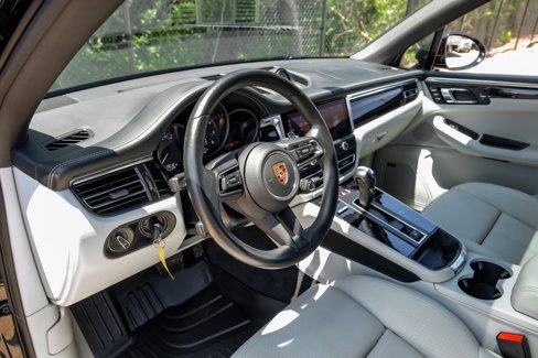Used 2024 Porsche Macan w/ Premium Plus Package image 2
