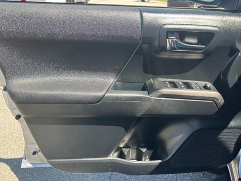 Used 2018 Toyota Tacoma TRD Sport w/ Technology Package image 9