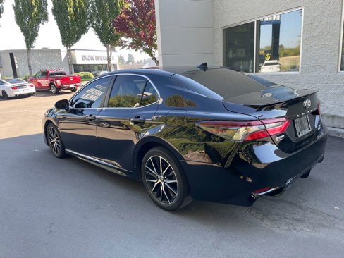 Used 2021 Toyota Camry SE image 2