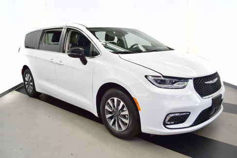 Used 2024 Chrysler Pacifica Limited image 2