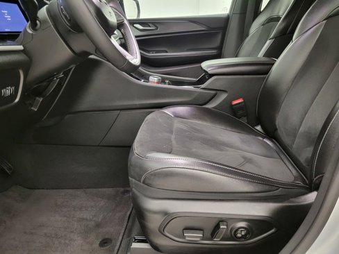 Used 2024 Jeep Grand Cherokee L Laredo image 3