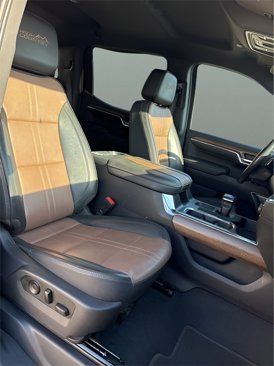 Used 2023 Chevrolet Silverado 1500 High Country w/ Technology Package image 17