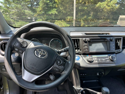 Used 2018 Toyota RAV4 AWD Hybrid image 6