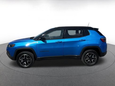 Used 2025 Jeep Compass Trailhawk image 8