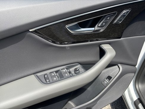 New 2025 Audi Q8 Premium image 31
