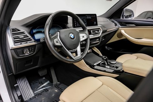 Used 2025 BMW X4 xDrive30i image 3