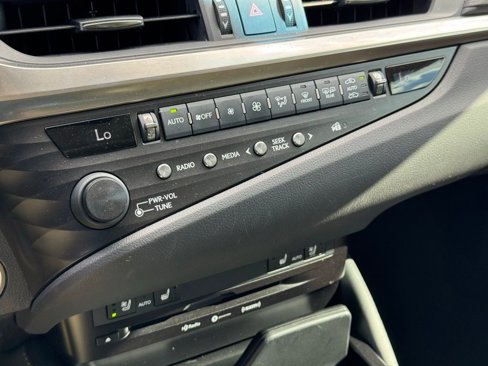 Used 2020 Lexus ES 300h w/ Premium Package image 35