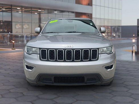 Used 2019 Jeep Grand Cherokee Laredo image 4