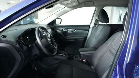 Used 2020 Nissan Rogue SV image 2