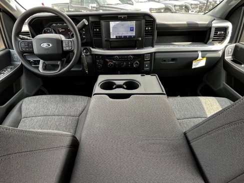 New 2025 Ford F250 4x4 Crew Cab Super Duty image 5