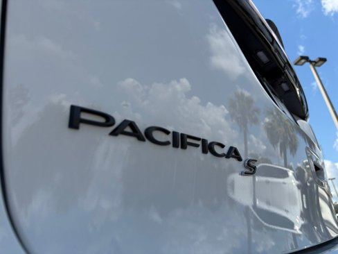 New 2026 Chrysler Pacifica Limited image 12