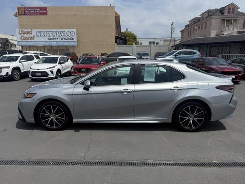 Used 2022 Toyota Camry SE image 2